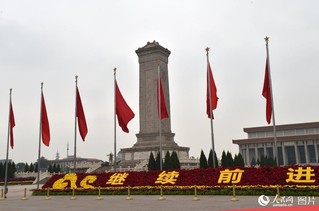 纪念红军长征胜利80周年大会即将举行，人民英雄纪念碑。人民网 翁奇羽 摄影