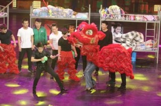 刘涛录制《欢乐中国人》登台舞狮 做狮头成功“采青”