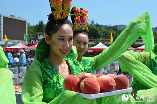 北京平谷举办蟠桃盛会 "七仙女"献桃老军人