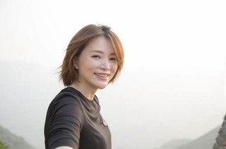 近日,董卿卿国卿城官方微博晒出一组董卿登长城的照片,镜头里的她身穿