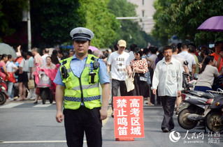 交警等部门工作人员在考点附近执勤