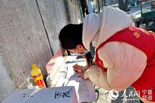 青年志愿者、大学生李文静正在银川市富宁街自强社区进行人员登记。人民网 高嘉蔚摄