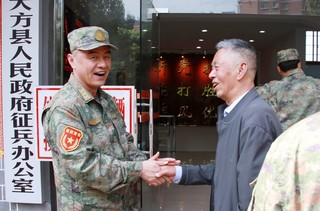 2024年4月17日，老人杜培康紧握大方县人武部领导的手，感谢他们培养出这么好的兵，郑永扬摄