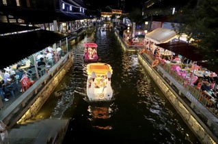 乘船夜游。 黄蜀锦摄