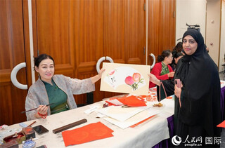 中国书法体验。人民网 塔里克·易卜拉欣摄