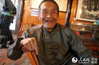 为了享受现在的美好生活，今年78岁的施成富老人特意将脱落多年的下排牙补上了。