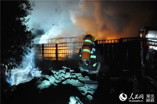 29吨赤磷货车起火映红天 保康消防联合多部门紧急处置