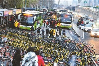 上千共享单车围困公交车站单车占道打破站台秩序