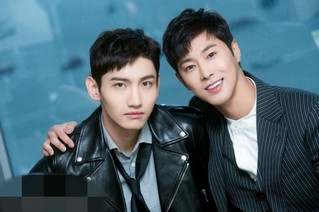 东方神起郑允浩表情专注 沈昌珉演绎"侧颜杀"【组图】