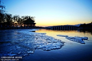 北京颐和园昆明湖结冰映衬在夕阳下美丽如画