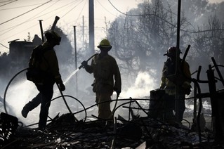 12月5日，在美国加利福尼亚州南部文图拉县，消防员为着火建筑灭火。新华社/美联