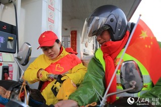 铁骑们在晋江加油站加油，准备踏上回家路 邹家骅摄