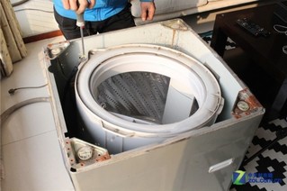 拆开洗衣机上盖，已经能够看到洗衣机内部的污脏情况。