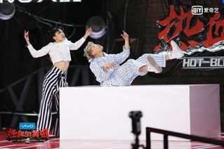 《热血街舞团》1V1pk赛30强将揭晓 陈伟霆不满选手表现全程严肃脸