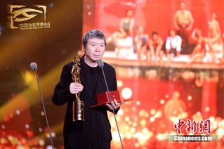 冯小刚的《芳华》获得年度影片。图片来源：中国电影导演协会