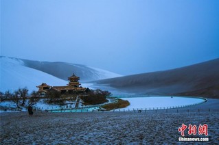 古郡敦煌迎新年初雪 雪漠风光引游人