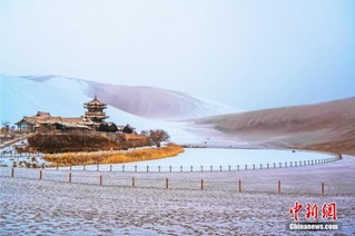 古郡敦煌迎新年初雪 雪漠风光引游人