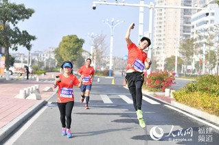 120多名跑友参加全民健身迎春跑。刘泽阳摄