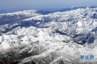 谷雨节气已至,横跨甘肃,青海两省的祁连山脉依旧白雪皑皑,巍峨壮观.