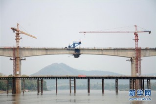 （国际·图文互动）（1）中老铁路跨湄公河特大桥实现首跨合龙