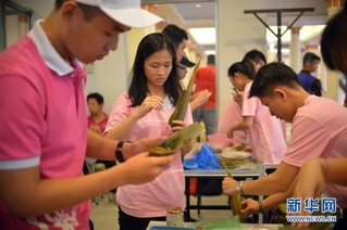 （国际）（3）马来西亚举行大专院校学生端午节裹粽比赛