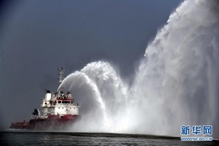 （社会）（2）胜利油田举行海上消防及溢油回收演练
