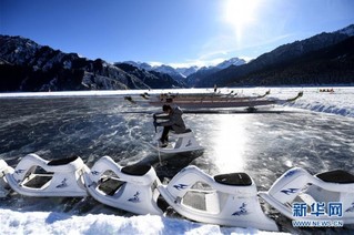 （社会）（7）新疆天池景区推出“冰封雪湖”冰上项目