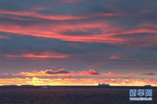 （“雪龙”探南极）（6）美丽的南极午夜冰山
