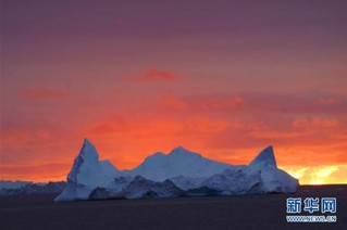 （“雪龙”探南极）（3）美丽的南极午夜冰山