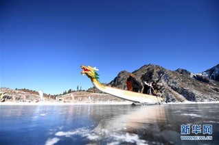 （社会）（10）新疆天池景区推出“冰封雪湖”冰上项目