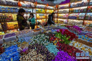 （社会）（1）新疆：小城边贸市场节前兴旺
