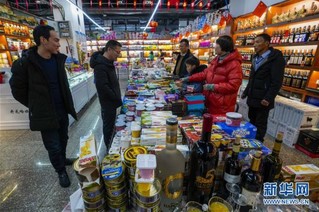 （社会）（3）新疆：小城边贸市场节前兴旺