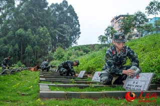 4月3日，武警广西总队机动支队军犬班的驯导员们在打扫军犬墓园。