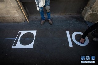 （国际疫情）（5）巴黎火车站：标注“社交距离” 迎接“解封”
