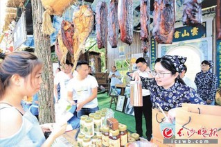 　　扶贫集市开进景区，让游客在欣赏美景的同时，也买到了称心如意的农产品，还为扶贫助了一把力，一举多得。 长沙晚报全媒体记者 张禹 通讯员 宁萱  摄影报道