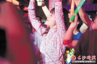 　　长沙之夏，青春火辣，时尚活力。童关 摄