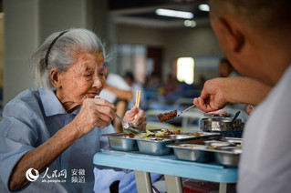 安置点内最年长老人胡益玲今年已经95岁。苗子健摄