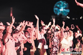 　　集合时组织的跨国音乐Party。资料图片