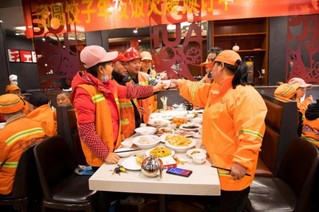 社区内的饺子馆请留岗环卫工人吃“暖心年饭”。定王台街道供图