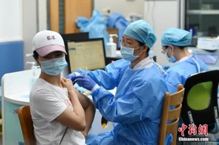 5月27日，市民在广州市天河区石牌街道社区卫生服务中心接种疫苗。 <a target='_blank'  data-cke-saved-href='http://www.chinanews.com/' href='http://www.chinanews.com/'><ppictext