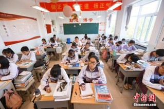 6月3日，太原一学校的高三学子在上课，备战即将到来的2021年高考。 <a target='_blank'  data-cke-saved-href='http://www.chinanews.com/' href='http://www.chinanews.com/'><ppictext