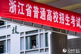 6月7日，在浙江省宁波市第四中学，考生在考场走廊里复习。人民网 章勇涛摄