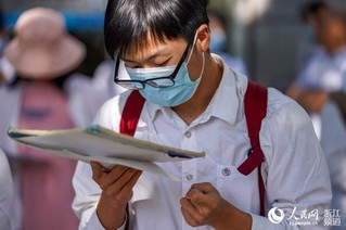 6月7日，在浙江省宁波市第四中学，考生手握拳头，为自己加油打气。人民网 章勇涛摄