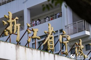 6月7日，在浙江省宁波市第四中学，考生在考场走廊里复习。人民网 章勇涛摄