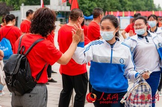 雄县送考队伍为考生加油助威。雄县教育局供图