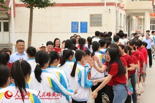 石家庄二中雄安校区·河北安新中学考生进场，老师送考。人民网 刘师豪摄