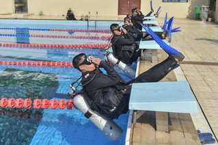 7月29日，在武警重庆总队船艇支队，潜水员在进行入水训练。新华社发（唐志勇 摄）