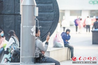 　　步行街多个电线杆上装有手机充电口，方便市民随时可以给手机充电。长沙晚报全媒体记者 陈飞 摄