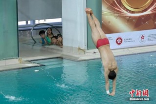 跳水运动员王宗源进行跳水示范及表演，吸引参与表演的香港运动员认真观看及学习。 <a target='_blank'  data-cke-saved-href='/' href='/'><ppictext