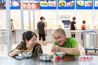 一顿温馨的晚餐可以驱除一天的疲劳。来自重庆潼南区的田云金、谭祖芬两口子边吃边说边笑。